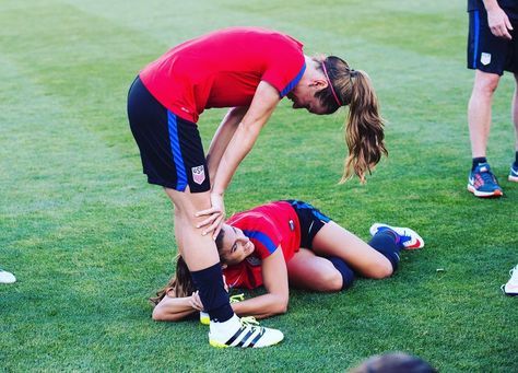 Don't leave meeeeeee!! HAO it will be the greatest honor to suit up next to your in your final match with the national team. After giving… Girl Playing Soccer, Uswnt Soccer, Funny Sports Pictures, Women's Soccer Team, Hobbies For Men, Alex Morgan, Women’s Soccer, Soccer Funny, Sport Body