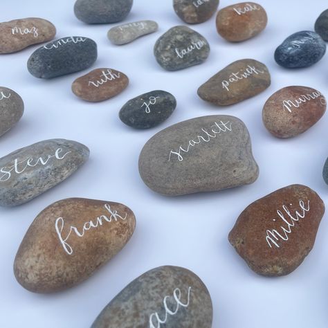 Stone Place Cards Wedding, Stone Name Cards Wedding, Rock Name Place Cards, Pebble Place Names Wedding, Pebble Name Places, Stone Place Cards, Stone Wedding Decor, Wedding Sitting Plan, Place Names Wedding