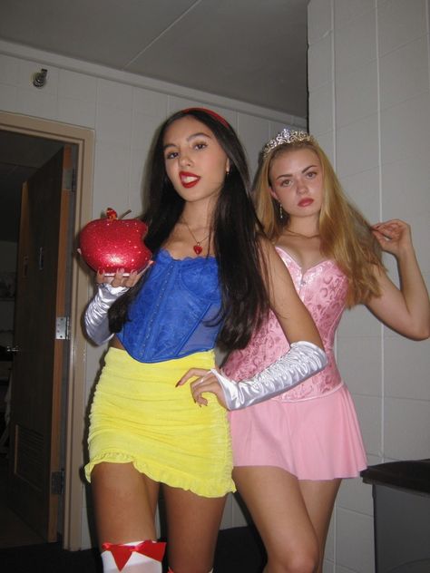 snow white and aurora disney princess college halloween costume ideas Disney Princess Aesthetic Costume, Disney Princess Costumes High School, Snow White College Halloween Costume, Snow White And Sleeping Beauty Costume, Snow White And Aurora, Snow White And Aurora Costume, Disney Princess Duo Costumes, Snow White Costume Ideas, Princess Costume College