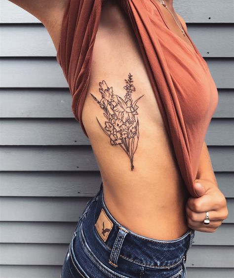 Flower bouquet rib tattoo Bouquet Rib Tattoo, Simplicity Tattoos, Side Foot Tattoos, Flower Tattoo On Ribs, Cute Foot Tattoos, Flower Bouquet Tattoo, Kunst Tattoos, Bouquet Tattoo, Delicate Tattoo