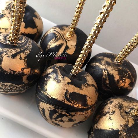 Black And Gold Candy Apples, Black And Gold Food Ideas, Black And Gold Treat Table, Black And Gold Dessert Table Ideas, Hibachi Party, Black Candy Apples, Gourmet Candy Apples, Chocolate Caramel Apples, Black Dessert