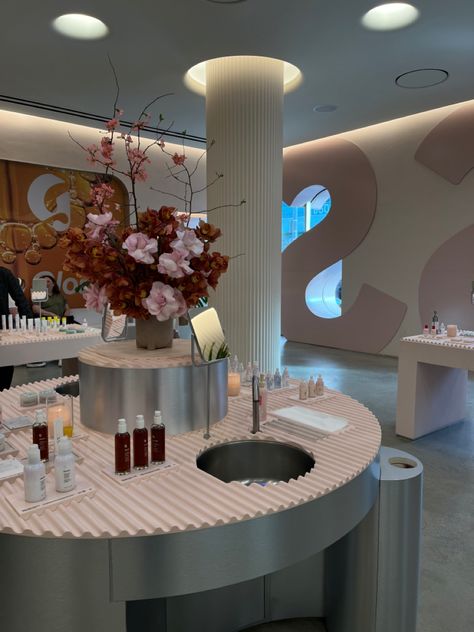 Glossier Flagship Store, Glossier Office, Melrose Los Angeles, Glossier Store, Glossier Aesthetic, Beauty Retail, Event Booth Design, Interior Detailing, Retail Store Interior Design