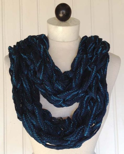 Arm Knit Scarf with Starbella Flash yarn - Maggie's Crochet Blog Knitting Infinity Scarf, Loom Knitting Scarf, Sashay Yarn, Arm Knitting Scarf, Arm Knit, Needle Crafts, Finger Knitting, Crochet Blog, Arm Knitting