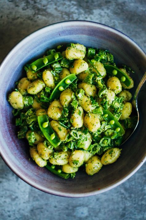 Spring Gnocchi w/ Mustardy Arugula Pesto | Well and Full Spring Gnocchi, Easter Breakfast Recipes, Spring Pasta Salad, Spring Pasta Recipes, Vegan Gnocchi, Vegan Easter Recipes, Red Sauce Recipe, Spring Pasta, Gnocchi Recipe