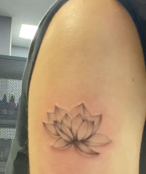 Nana Tattoo Lotus Flower, Nana Lotus Flower, Nana Ren Flower Tattoo, Nana Lotus Tattoo, 96 Tattoo, Nana Tattoo, Flower Tattoo Ideas, Flower Tattoo Arm, Tattoo Style Drawings