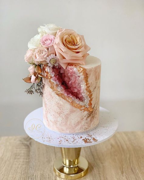 Diamond Cake Design, Geode Cakes, Diamond Cake, Boho Cake, Geode Cake, Beautiful Cake Designs, 21st Birthday Cakes, Elegant Birthday Cakes, Wilton Cake Decorating