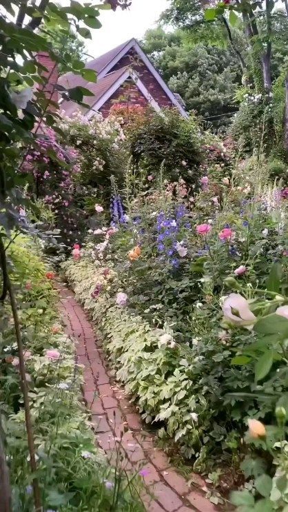 20 Captivating Garden Entrance Walkway Designs to Inspire You Check more at https://zugnews.com/backyard-garden-ideas-for-a-stunning-oasis/ Farming Aesthetic, Entrance Walkway, Walkway Designs, Mystic Garden, Walkway Design, Backyard Flowers, Cottage Garden Design, Garden Entrance, Magical Garden