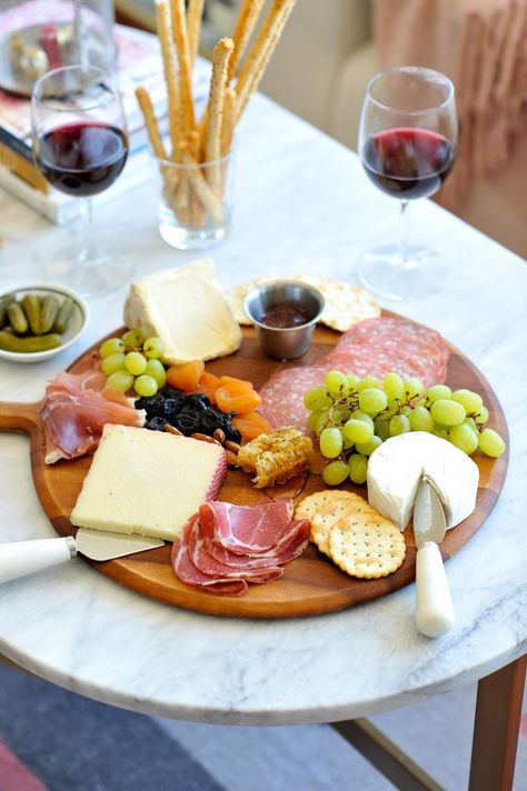 how to make a charcuterie board, tips for making a meat and cheese plate - My Style Vita @mystylevita Simple Cheese Platter, Cheese Plates Appetizer, Make A Charcuterie Board, A Charcuterie Board, Fruit Display, Meat Appetizers, Charcuterie Cheese, Cheese Party, Board Charcuterie