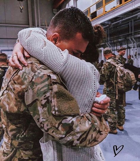 Military Boyfriend, Army Couple Pictures, Funny Wedding Pictures, Tumblr Stories, Military Romance, Military Aesthetic, Military Couples, Army Couple, Military Girlfriend