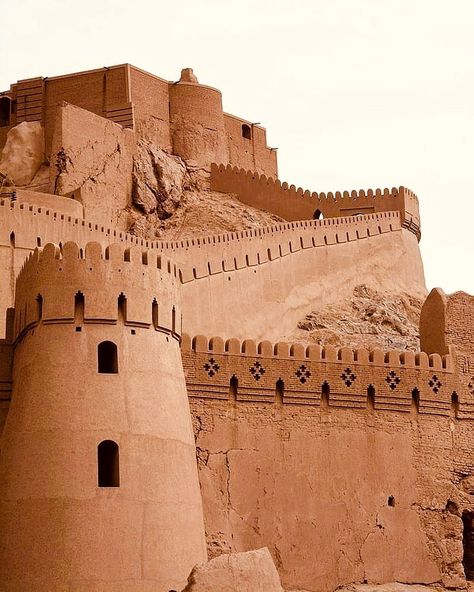 Bam Citadel (Arg-e Bam), as one of the most famous attractions of Kerman province, is located in the southeast of Lut desert and near Bam city. #bam #citadel #arg #arg-ebam #kerman #travellers #travelblogger #moretravel #bamcitadel #bestplacetogo #tour Desert Architecture Ancient, Desert Civilization, Qaitbay Citadel, Arab Architecture, Iran Architecture, Islamic Design Pattern, Ancient World History, Iranian Architecture, Persian Architecture