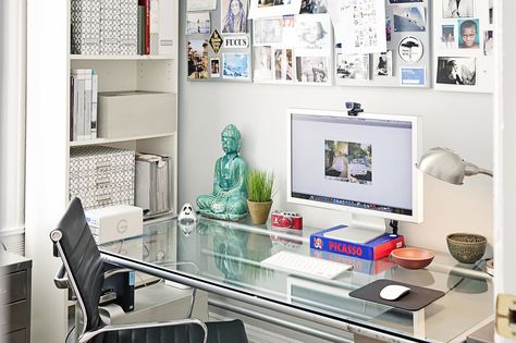 5 Ways to Organize a Desk Without Drawers Bachelor Pad House, Modern Bachelor Pad, Trendy Desks, Glass Desk Office, Glass Office, Apartment Organization, Glass Desk, Big Desk, Bachelor Pad