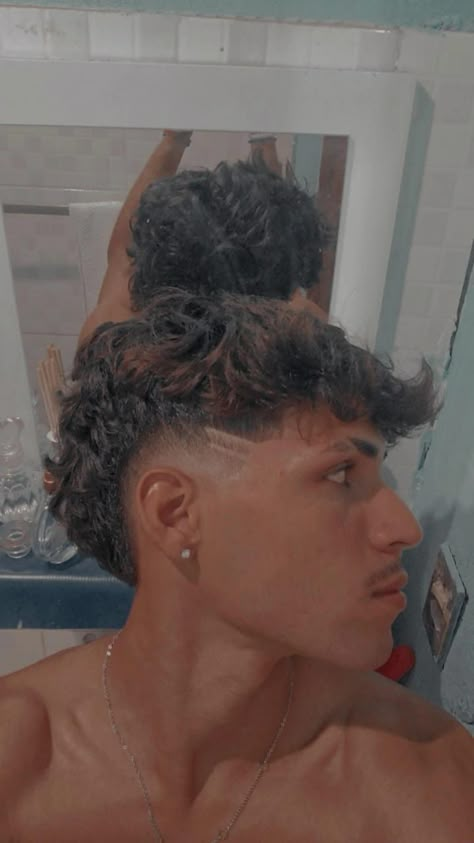 American Mullet, Corte Mullet, Fade Haircut Curly Hair, Men Haircut Curly Hair, Mullet Haircut, Modern Mullet, Curly Mullet, Haircut Curly, Faded Hair