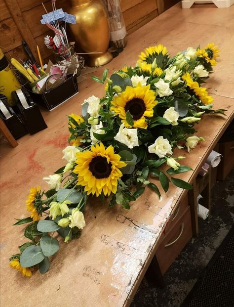 Sunflower Wedding Decorations, Floral Art Design, Oktoberfest Party, Sunflower Wedding, Arte Floral, Floral Art, Cactus, Sunflower, Wedding Decorations