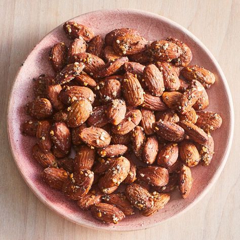 Everything-Seasoned Almonds Seasoned Almonds, Mediterranean Diet Snacks, Vegetarian Nutrition, Veggie Chips, Nut Snacks, Diet Snacks, Roasted Chickpeas, Everything Bagel, High Protein Snacks