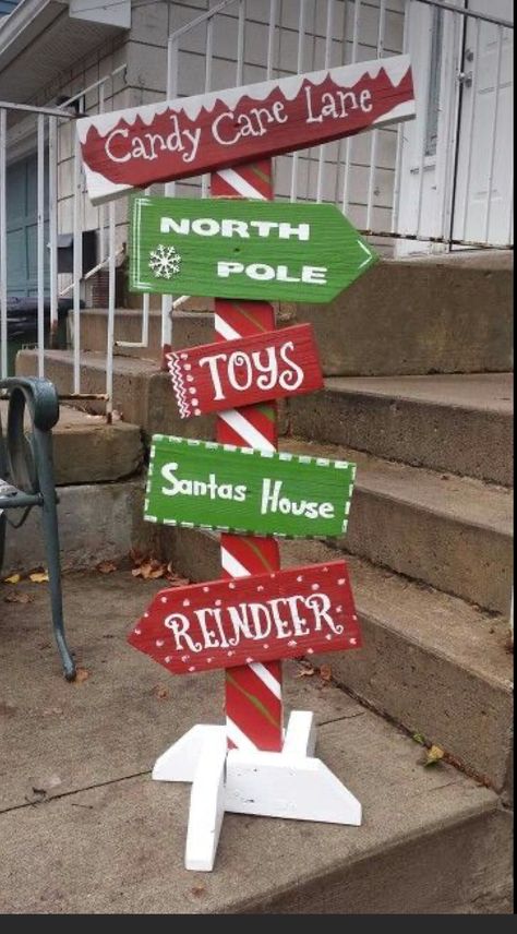 Easy Christmas Pallet Projects, Christmas Wood Yard Decorations, Christmas Arrow Signs, Pallet Wood Christmas Projects, Diy Christmas Yard Signs, Christmas Outdoor Signs, Christmas Directional Signs, Outdoor Christmas Signs, Diy Christmas Lawn Decorations