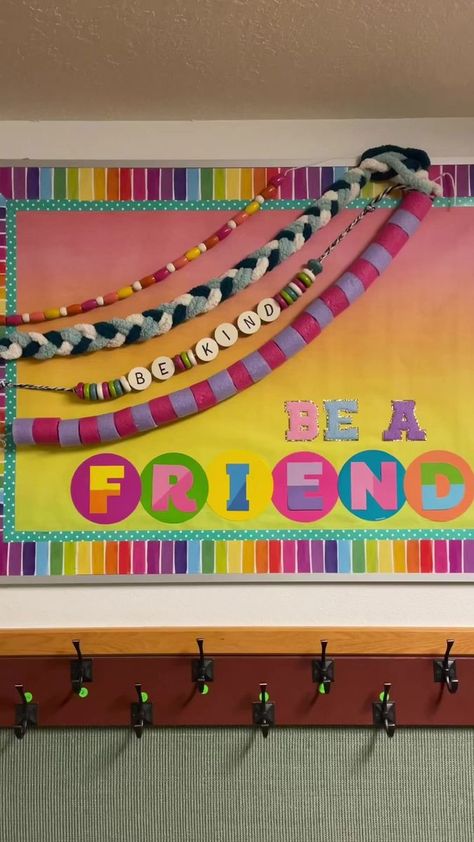 How To Make A Friend Bulletin Board, Decorating A School Library, Paper Chain Bulletin Board, Be A Friend Bulletin Board, Field Day Bulletin Board Ideas, Friend Bulletin Board Ideas, Be Bulletin Board Ideas, Multilingual Bulletin Board, Eras Bulletin Board Ideas