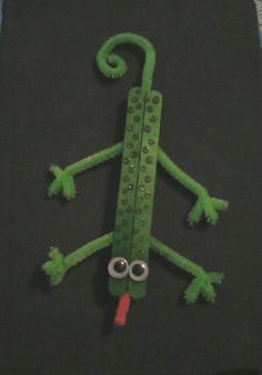 Popsicle stick & pipe cleaner lizard! Craft for kids age 4 to 6.   Glue two Popsicle sticks together (side by side) and let dry. Take two pipe cleaners and cut one in half. Bend pipe cleaner halves into legs with little toes on the ends. Bend whole pipe cleaner and curl for tail. Glue onto bottom of lizard body and let dry. Add two googly eyes and use glitter glue to make polka dots on lizard body. Popsicle Stick Turtle, Sticks Craft Ideas, Lizard Craft, Sticks Craft, Popsicle Crafts, Pipe Cleaner Crafts, Stick Crafts, Popsicle Stick Crafts, Pipe Cleaners