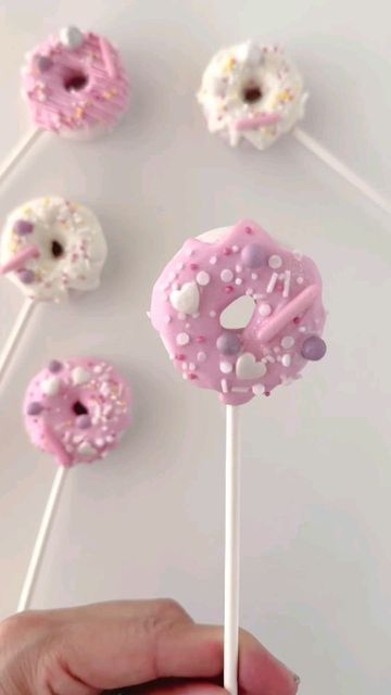 Donut Cake Pops, No Bake Cake Pops, Make Cake Pops, Donut Cake, Culinary Cooking, Cake Pop Molds, Cake Pops How To Make, Edible Paint, Top Video