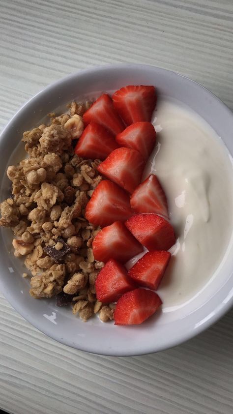 Protein Filled Breakfast, Yogurt Granola, Healthy Food Dishes, Healthy Food Motivation, Healthy Lifestyle Food, Food Is Fuel, Food Obsession, A Pic, Healthy Snacks Recipes