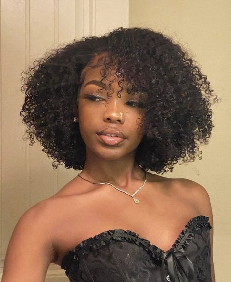 Cabello Afro Natural, Layered Haircuts With Bangs, Afro Curls, Quick Natural Hair Styles, Girls Natural Hairstyles, Long Layered Haircuts, Natural Curls Hairstyles, Natural Hair Styles Easy, Penteado Cabelo Curto