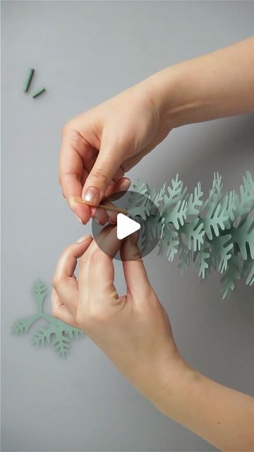 Diy Paper Flowers, Christmas Tree Template, Mini Tree, Seasonal Displays, Felt Christmas Tree, Paper Flowers Craft, Instagram Christmas, Crafts Christmas, Christmas Flowers