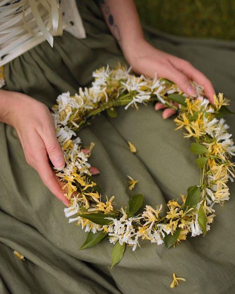 Honeysuckle Aesthetic, Yellow Flower Crown, Honeysuckle Cottage, Cute Profile, Crown Aesthetic, Honeysuckle Flower, Still Life Photos, Summer Living, White Peonies