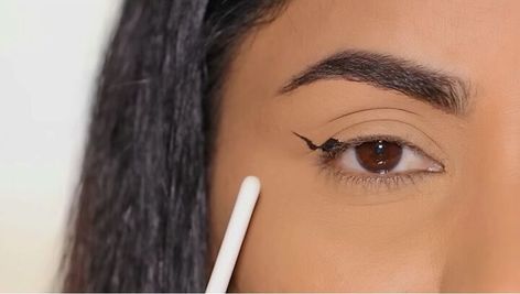 This is a guide on how to do winged liner on hooded eyes. Learn how to apply eyeliner on hooded eyes in this step-by-step tutorial. Liner On Hooded Eyes, Eyeliner On Hooded Eyes, Winged Eyeliner Tricks, Eyeliner Tricks, Hooded Lids, Cat Eye Eyeliner, Glittery Eyeshadow, Hooded Eyelids, Eyeliner For Hooded Eyes