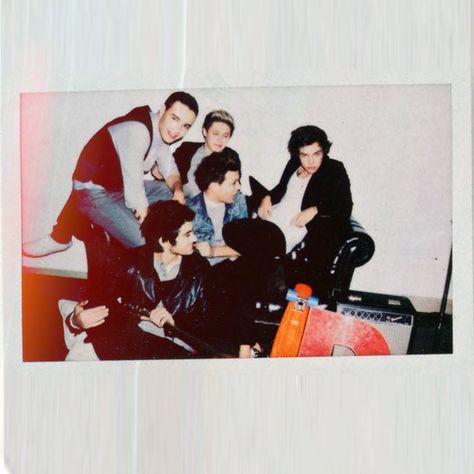 Wallpaper One Direction, Four One Direction, One Direction Lockscreen, Gambar One Direction, Red Aesthetic Grunge, One Direction Wallpaper, One Direction Photos, One Direction Pictures, I Love One Direction