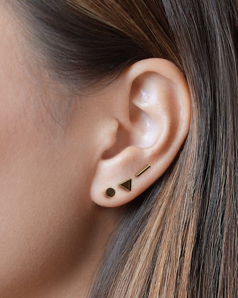 3 Earlobe Piercings Ideas, 3 Earlobe Piercings, Finger Mehendi, 3 Ear Piercings, Gold Cartilage Earrings, Cool Ear Piercings, Cartilage Piercings, Science Jewelry, 3 Women