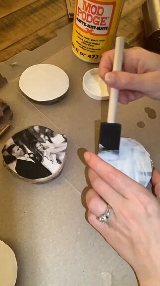 How To Make Photo Coasters, How To Make Wood Coasters, Diy Wood Coasters How To Make, Picture Coasters Diy, Wedding Coasters Personalized, Magnet Crafts Diy, Diy Wood Coaster Ideas, Wooden Coasters Diy Ideas, Wooden Coaster Design Ideas