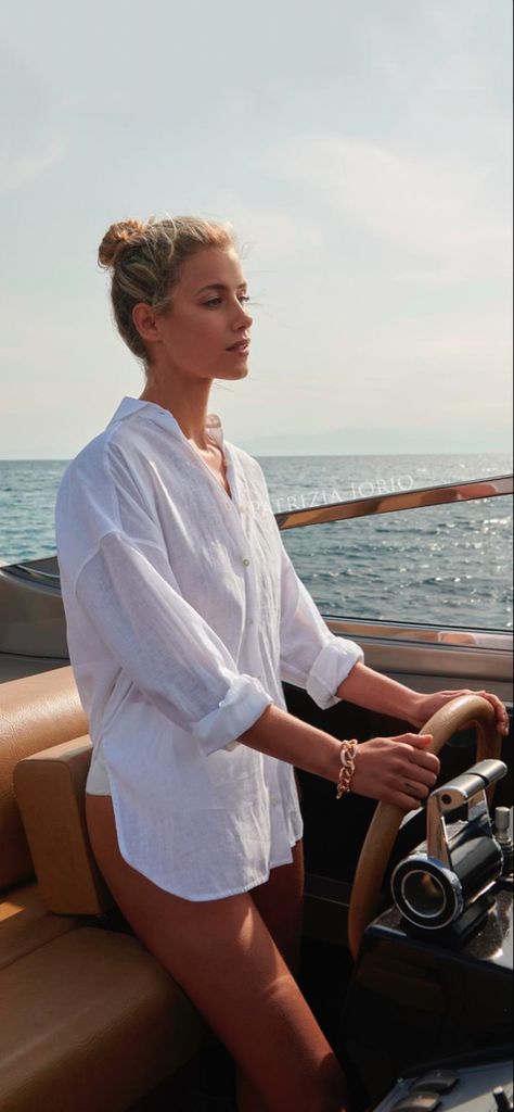 Summer Sailing Outfits, Sailing Fashion Women, Sailboat Outfit Women, Sailing Outfit Women, Catamaran Outfit, What To Wear On A Boat, Boat Day Outfit, Sailing Style, Boat Attire