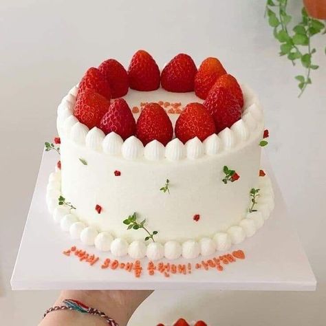 Simple Birthday Cake Designs, Fruit Cake Design, Fresh Fruit Cake, Tea Ideas, Berry Cake, Mini Cakes Birthday, Simple Birthday Cake, Strawberry Cakes, Pretty Birthday Cakes