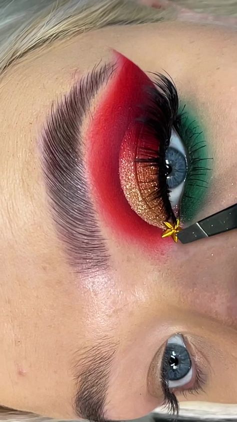 Cute Christmas Eyeshadow Looks, Christmas Eyeshadow Looks Easy Red And Green, Easy Xmas Makeup, December Eyeshadow Looks, Holiday Glam Makeup Christmas, December Makeup Looks, Whoville Makeup Ideas, Easy Christmas Makeup Ideas, Christmas Make Up Looks