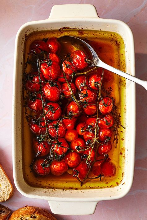 Tomatoes In Olive Oil, Tomato Confit, Confit Recipes, Preserving Tomatoes, Tomato Dishes, Baked Tomatoes, Grilled Tomatoes, Kitchen Smells, Eating Tips