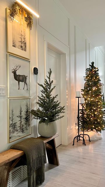 Vintage Reindeer, Cozy Christmas Decor, Gold Frames, Christmas Interiors, Christmas Decorations Living Room, Christmas Living Rooms, Small Entryway, Christmas Inspo, Rustic Christmas Tree