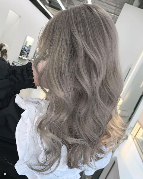 Grey Balayage Hair, Grey Balayage, Lichaamsgewicht Training, Ash Blonde Hair Balayage, Ash Grey Hair, Ashy Hair, Gray Balayage, Grey Blonde Hair, Grey Hair Dye