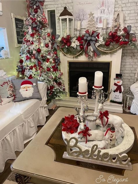 Christmas House Decorations Indoor, Decorated Living Room, Decor Natal, Christmas Mantles, Buffalo Christmas, Christmas Gift Themes, Red Christmas Decor, Merry Christmas Pictures, Country Christmas Decorations