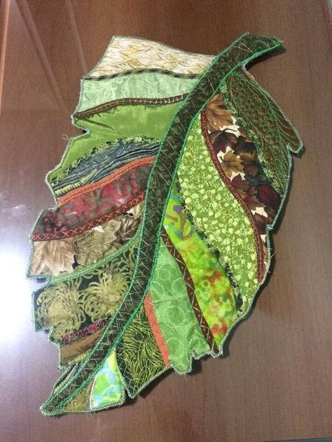 Quilt Modernen, Scrap Fabric Crafts, Scrap Fabric Projects, Patterns Fabric, Applique Quilting, Leaf Wall, Fabric Christmas Ornaments, Mini Quilts, Fabric Projects