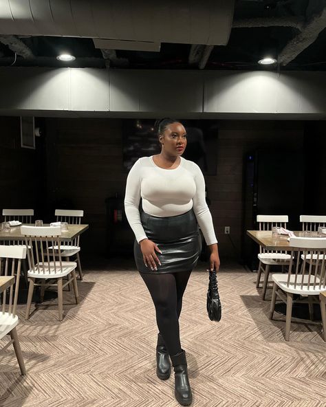 Plus size black leather skirt. Dinner outfit Black Leather Skirt Outfit Winter, Plus Size Leather Skirt Outfit, Leather Skirt Outfit Winter, Black Leather Skirt Outfit, Ruffle Skirt Outfit, White Tops Outfit, Black Skirt Outfits, Leather Skirt Outfit, White Shirt Outfits