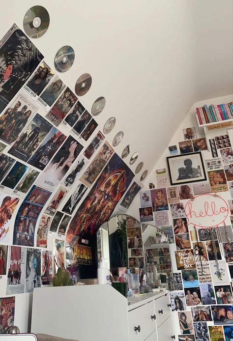 Peter Parker Bedroom Aesthetic, Marvel Aesthetic Room, Avenger Bedroom Ideas, Fandom Bedroom, Photo Wall Aesthetic, Marvel Room Ideas, Bedroom Photo Wall, Retro Room Aesthetic, Marvel Room Decor