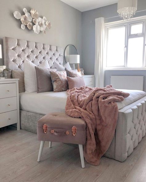 532 Likes, 87 Comments - S A S H  |  F L A T  D E C O R (@sashblessedhome) on Instagram: “AND RELAX! It’s a Bank Holiday!  I haven’t been up to much today, No home jobs, No homeschooling…” Rose Gold Bedding, Bedroom Designs For Teens, Rose Gold Bed, Rose Gold Bedroom Decor, Grey And Gold Bedroom, Gold Bedding Sets, Gold Bedding, Famous Clothes, Rose Gold Room Decor