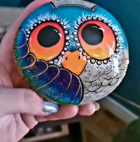 Neon Painted Rocks, Rock Painting Owls Ideas, Owl Painted Rocks Ideas, Stone Owl Painted Rocks, Owl Graffiti Art, Owl Pebble Painting, Owl Rocks, Neon Painting, Owls