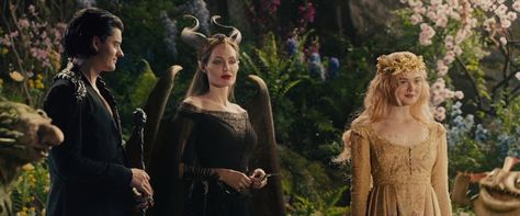 Diaval Maleficent Aurora *~❤•❦•:*´`*:•❦•❤~* Maleficent Aurora, Godmother Dress, Maleficent 2014, Aurora Costume, Maleficent 2, Maleficent Movie, Angelina Jolie Maleficent, Mistress Of Evil, Sam Riley