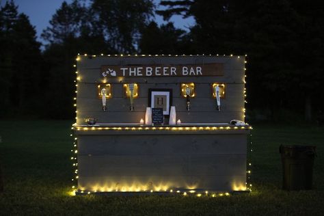 Diy Beer Bar, Beer Bar Wedding, Beer Bar Ideas, Wooden Crates Wedding, Diy Garden Party, Wedding Food Stations, Casino Birthday, Wedding At Home, Beer Wall