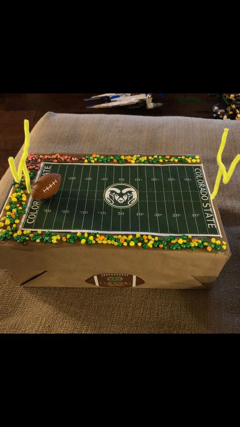 Valentine’s Day card box football stadium Colorado State University Football Stadium Valentine Boxes, Football Diorama, Vday Gift Ideas, Shoebox Float, Cheesy Valentines, Funny Diy Gifts, Diy Valentines Gifts For Him, Vday Crafts, Wedding Up Do