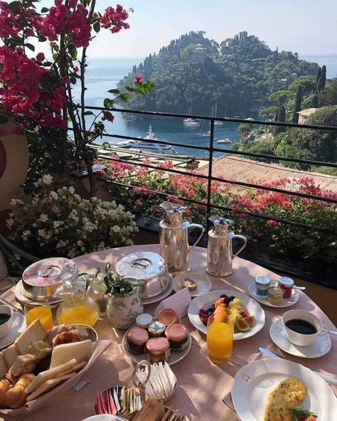 Table With Food, Italy Vibes, Belmond Hotels, Nutrition Sportive, Luxury Lifestyle Dreams, Italian Summer, Pretty Places, Dream Destinations, Travel Aesthetic