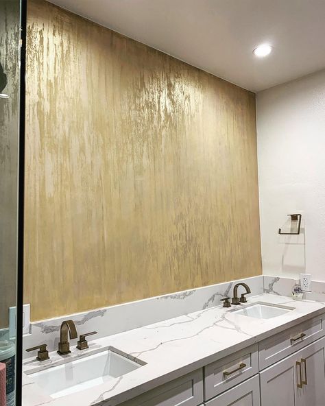 Sahara gold finish - modern, elegant and chic. Latest trend is to apply it vertically. Love this look!✨ Sahara Wall Paint, Sahara Wall, Dream It Do It, Venetian Plaster Walls, House Wall Design, Caligraphy Art, Venetian Plaster, Texture Paint, Plaster Walls