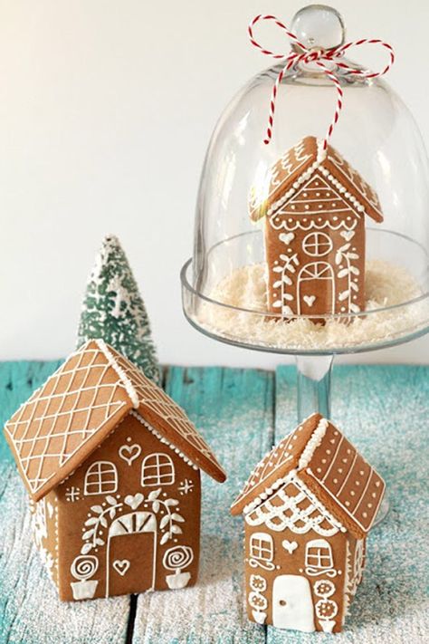 45+ Best Gingerbread House Ideas and Pictures - How to Make an Easy Gingerbread House Easy Gingerbread House, Ginger Bread House Diy, Gingerbread House Recipe, Cool Gingerbread Houses, Gingerbread House Template, Mini Gingerbread House, Gingerbread House Designs, Gingerbread House Cookies, Gingerbread Diy