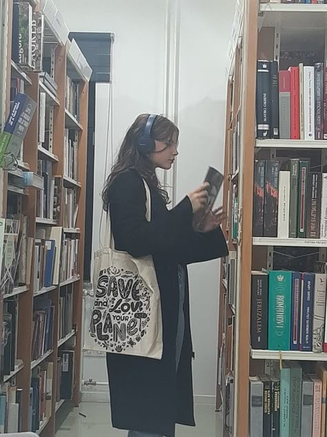 Library Photo Shoot Aesthetic, Library Photoshoot Ideas Aesthetic, Library Girl Aesthetic Outfit, Aesthetic Candid Photos, University Girl Aesthetic, Nerd Girl Aesthetic, Aesthetic Library Pictures, Winter Headphones, Nerdy Girl Aesthetic