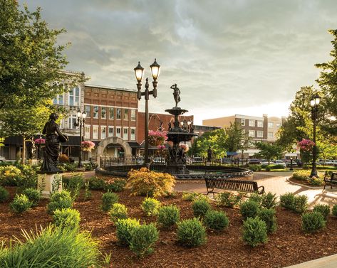 Southern Town, Bowling Green Kentucky, Fountain Square, Southern Travel, Cities To Visit, Southern Cities, Southern Lady, Summer Escape, Historic Architecture